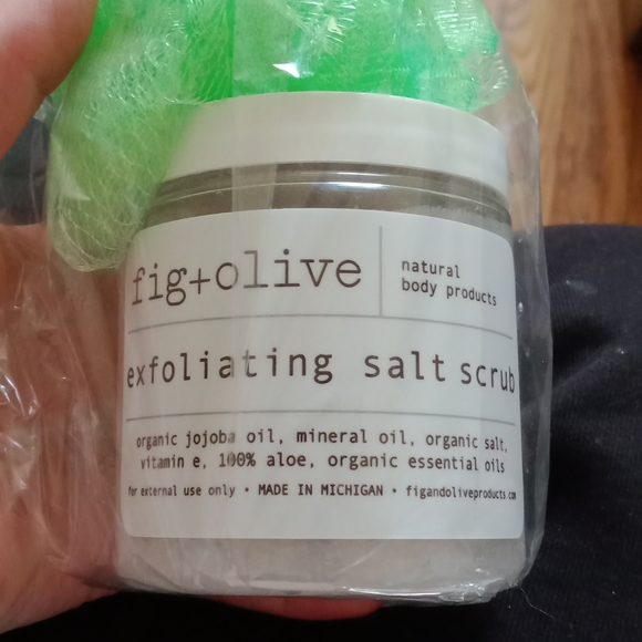 Fig+Olive Exfoliating Salt Scrub - Picture 3 of 4